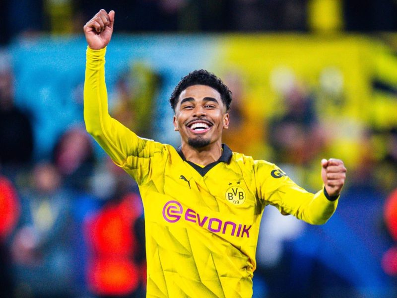 Ian Maatsen feiert bei Borussia Dortmund.