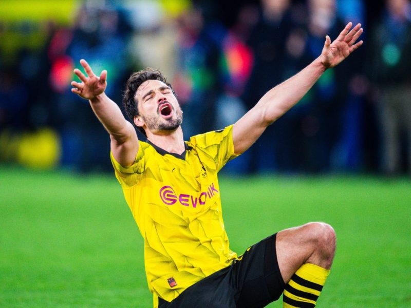 Borussia Dortmunds Innenverteidiger Mats Hummels sinkt jubelnd zu Boden.