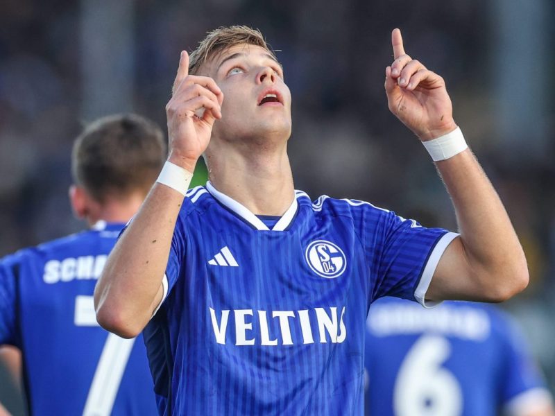 Keke Topp vom FC Schalke 04 bejubelt seinen Treffer.