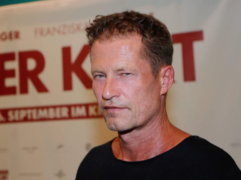 Dramatische Zeiten bei Til Schweiger. Der Schauspieler liegt derzeit mit Schmerzen im Krankenhaus auf Mallorca...