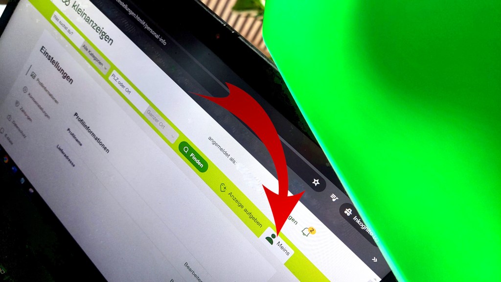 Auf einem Notebook ist eine Profilseite auf Kleinanzeigen geöffnet. Dort kann ein Nutzer den Namen ändern,