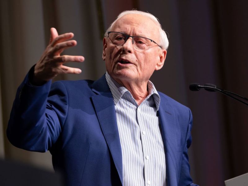 Oskar Lafontaine lobt Ex-Kanzler und Putin-Freund Gerhard Schröder.