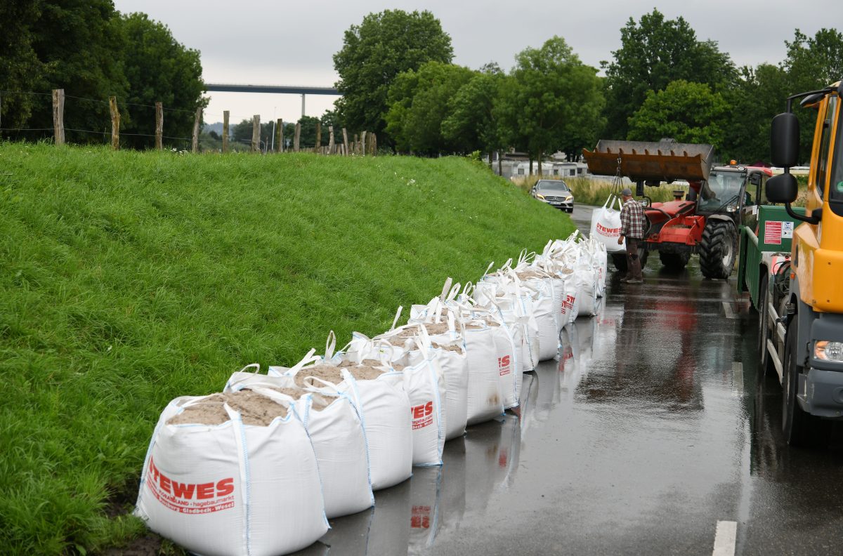 Der Saarner Deich in Mülheim musste beim Hochwasser 2021 durch Sandsäcke unterstützt werden.