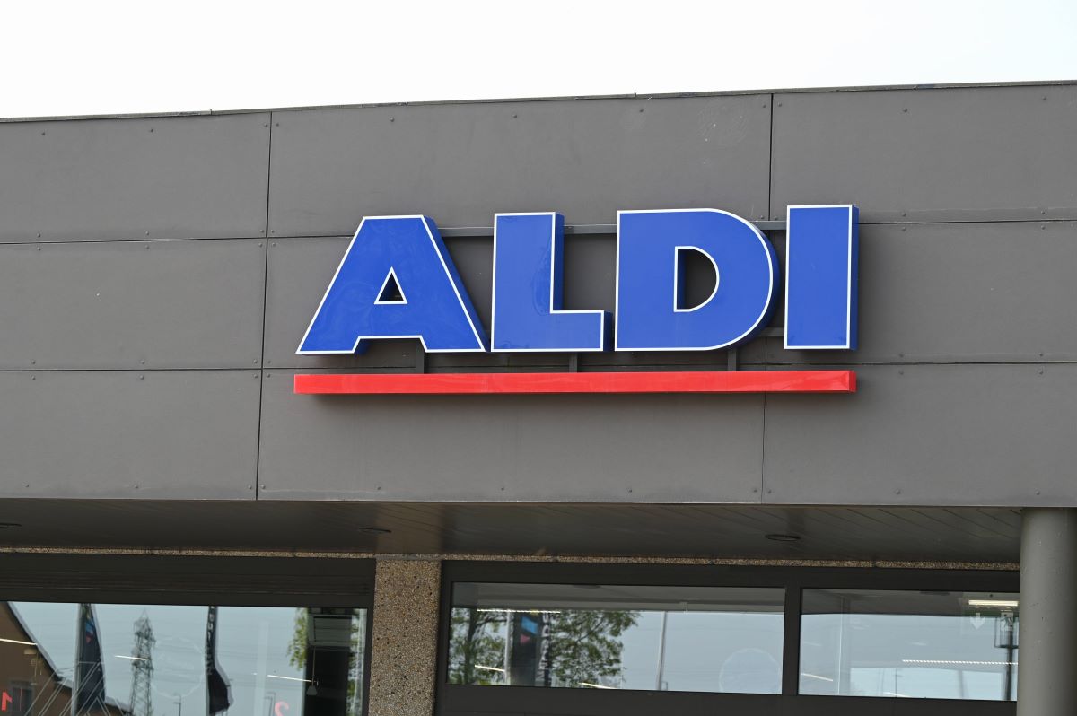 Aldi packt ein neues Produkt in die Regale.