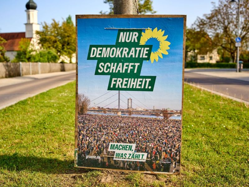 Das Wahlplakat der Grünen für die Europawahl 2024 wurde teils überklebt.