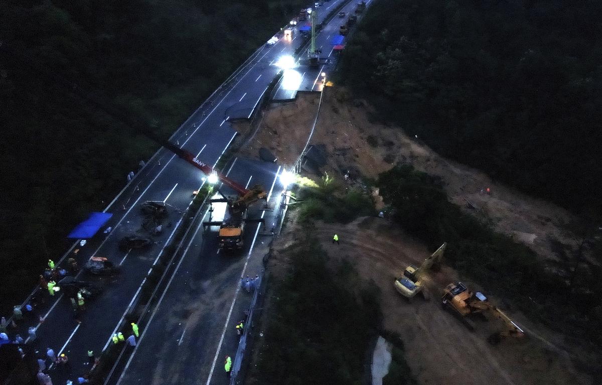 China: 36 Menschen kommen bei Absturz eines Autobahnabschnittes ums Leben.