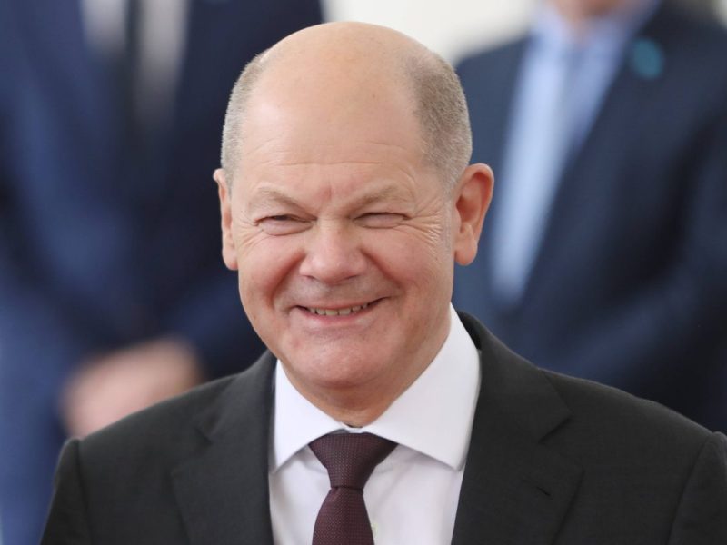 Scholz lacht