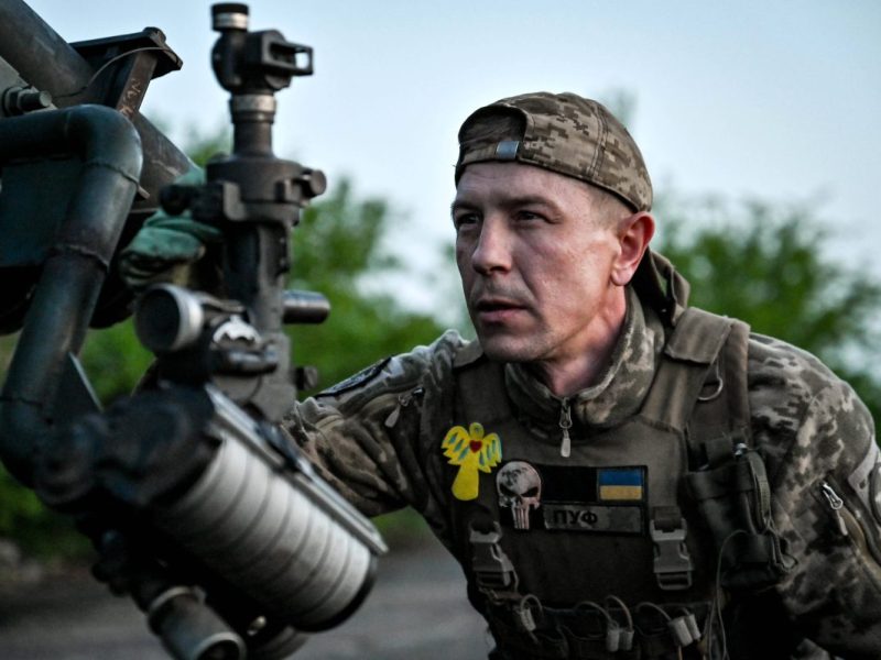 Die Ukraine benötigt Soldaten, um sich im Konflikt mit Russland zu verteidigen. Doch die Bereitschaft unter den jungen Männern sinkt, sich freiwillig zu melden.
