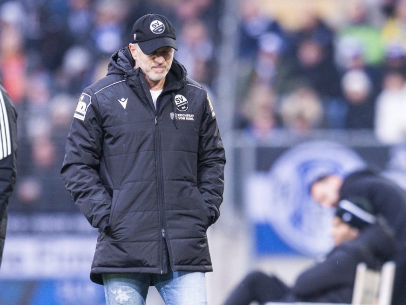 Auch bei seinem neuen Klub ist schon wieder Schluss. Ein Ex-Schalke-Coach ist einmal mehr vereinslos. Wie geht es mit ihm weiter?