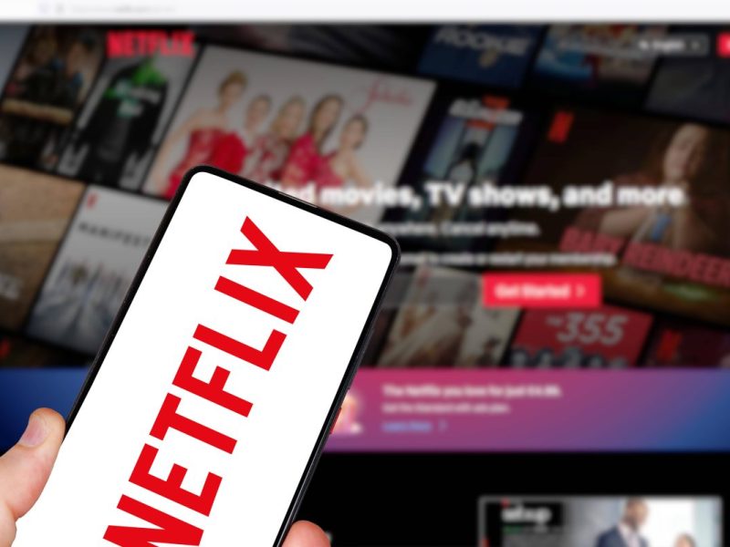 Der Streaming-Gigant Netflix hat gezwungenermaßen die Spendierhosen an: Warum sich DIESE Kunden auf eine Rückzahlung freuen dürfen...