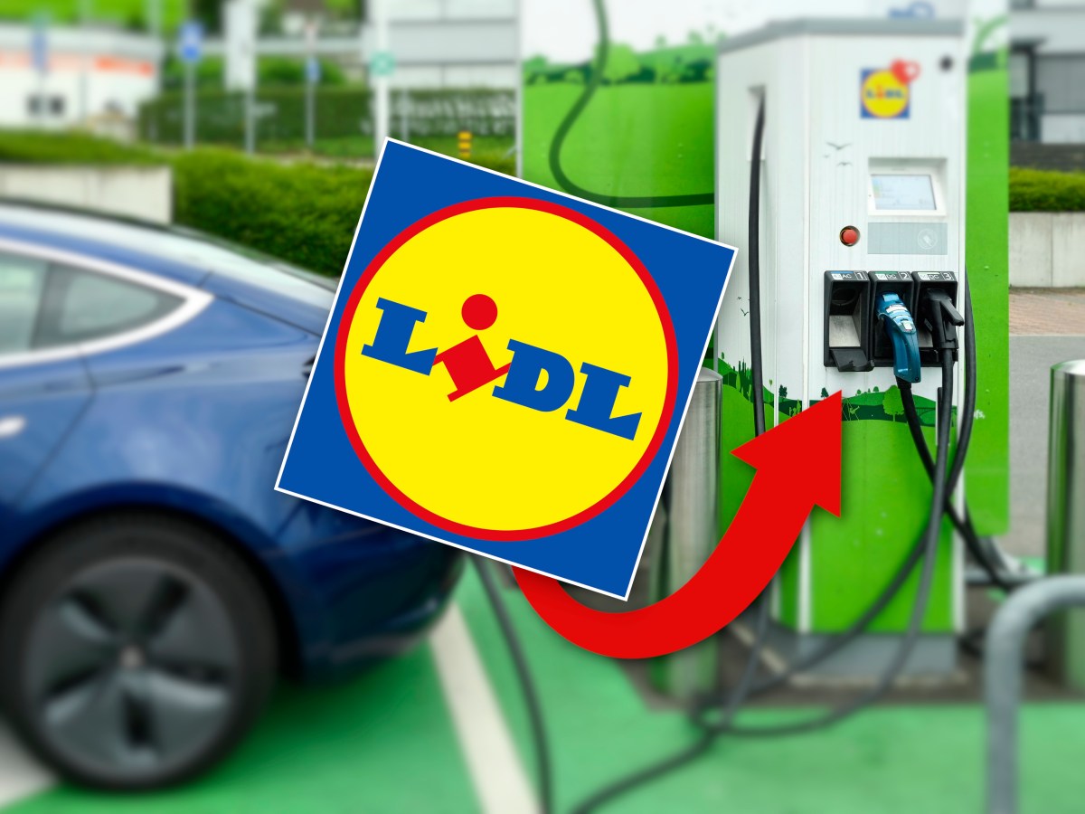 Lidl-Logo vor E-Auto-Ladesäule.