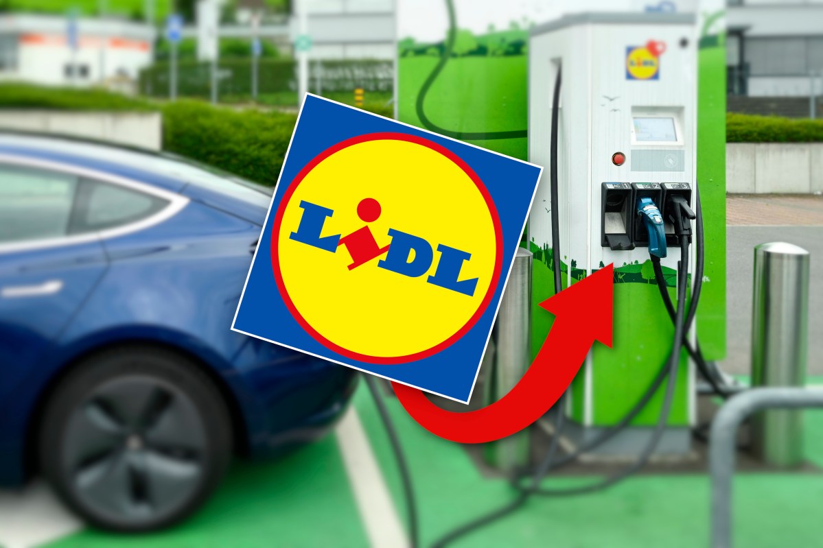 Lidl-Logo vor E-Auto-Ladesäule.