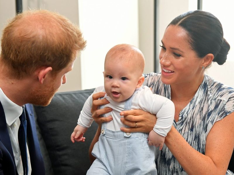 Prinz Harry und Meghan Markle entschieden sich für ein Leben fernab der Royals. Warum die Kinder dadurch ein tragisches Schicksal erleiden...