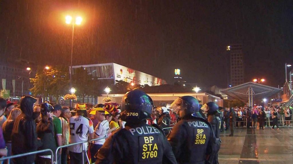 Bei dem Achtelfinalspiel in Dortmund kam es zu chaotischen Szenen am Hauptbahnhof.