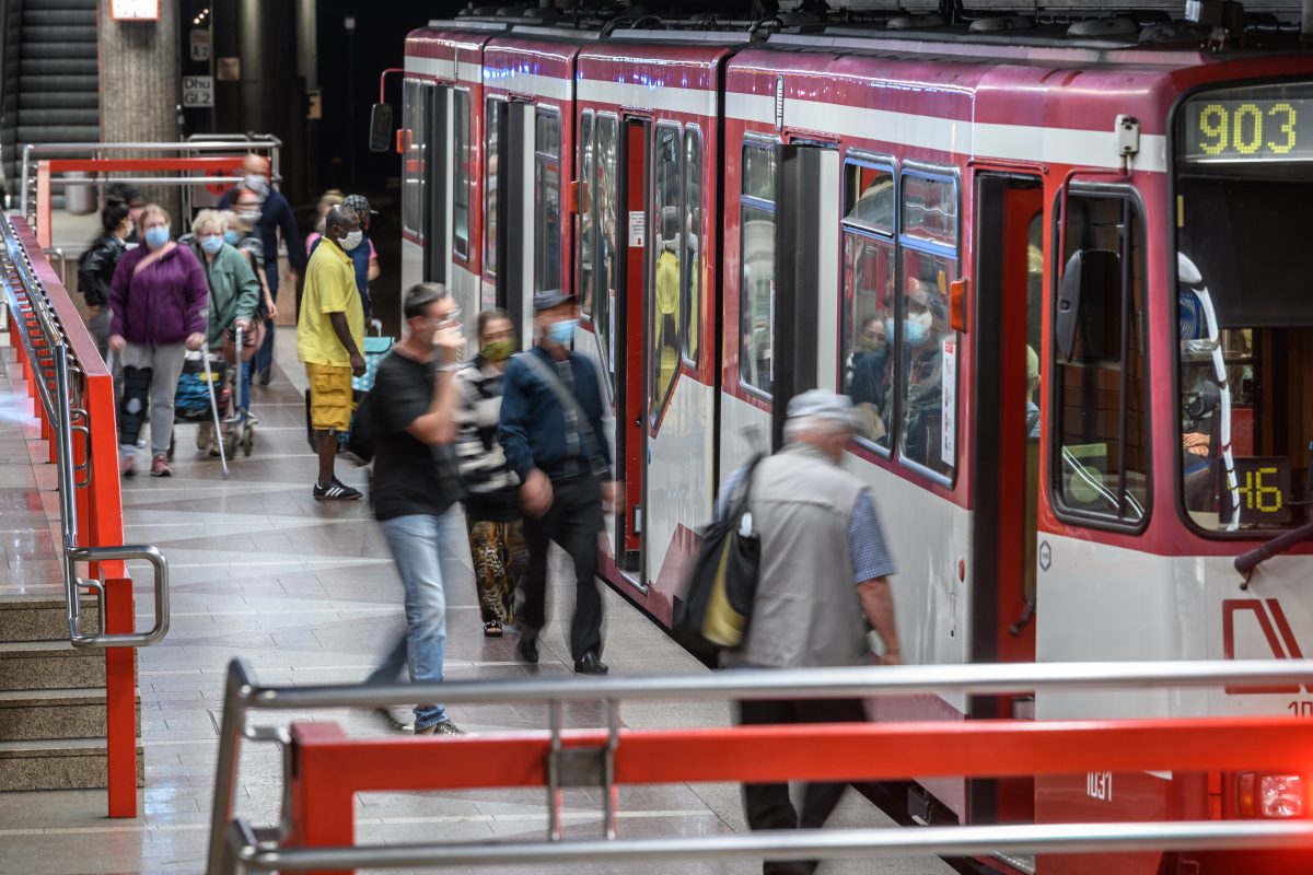 Eine Straßenbahn-Fahrt in Duisburg ist bei dem aktuellen Wetter nicht immer angenehm. (Archivfoto)