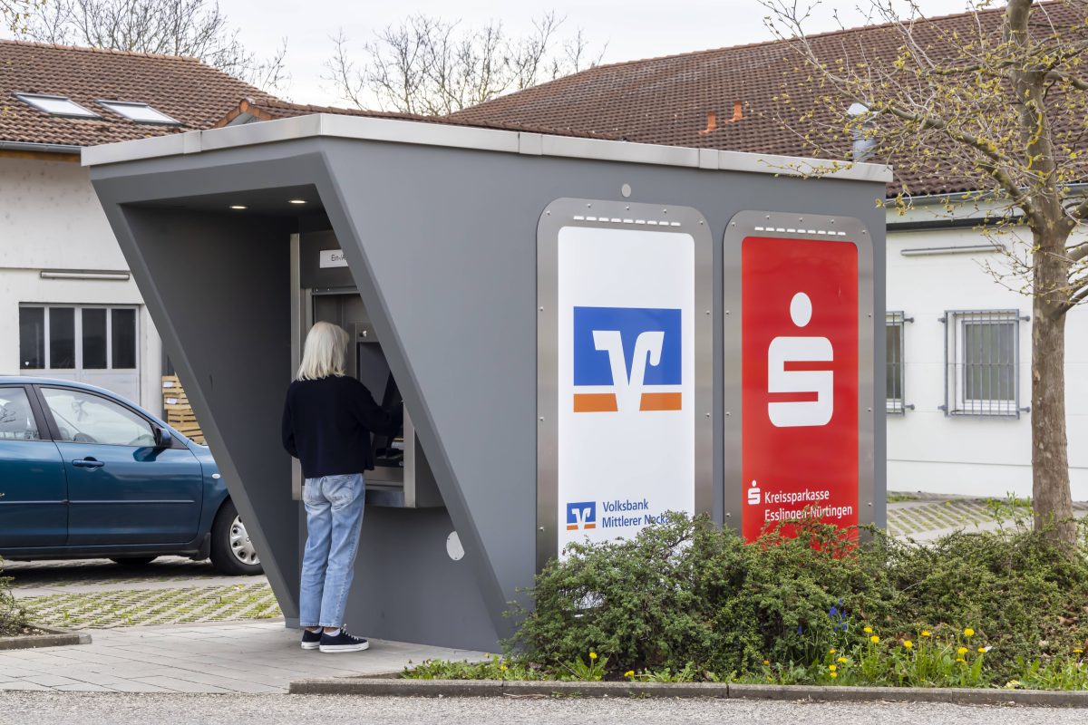 Kunden von Sparkasse und Volksbank dürfen einen kostenlosen Service nutzen! (Symbolfoto)