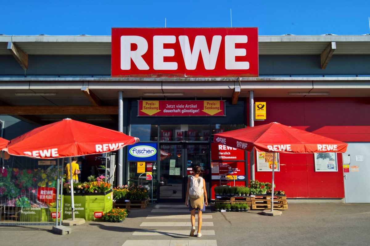 Rewe-Kunde ist bei Blick auf dem Kassenzettel an der SB-Kasse völlig entsetzt