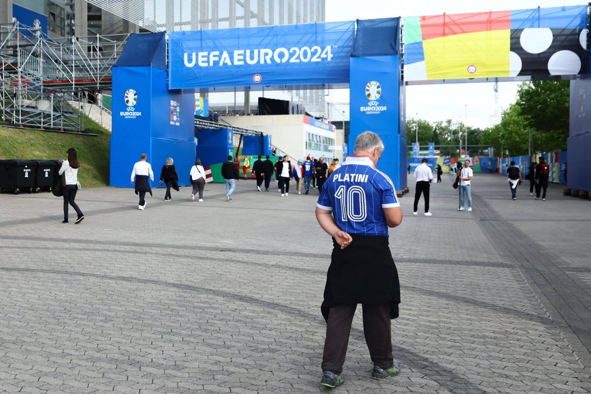 Schalke-Fans kÃ¶nnen es kaum glauben! Im Rahmen des EM-Spiels Ã–sterreich - Frankreich in DÃ¼sseldorf machen sie plÃ¶tzlich groÃŸe Augen.