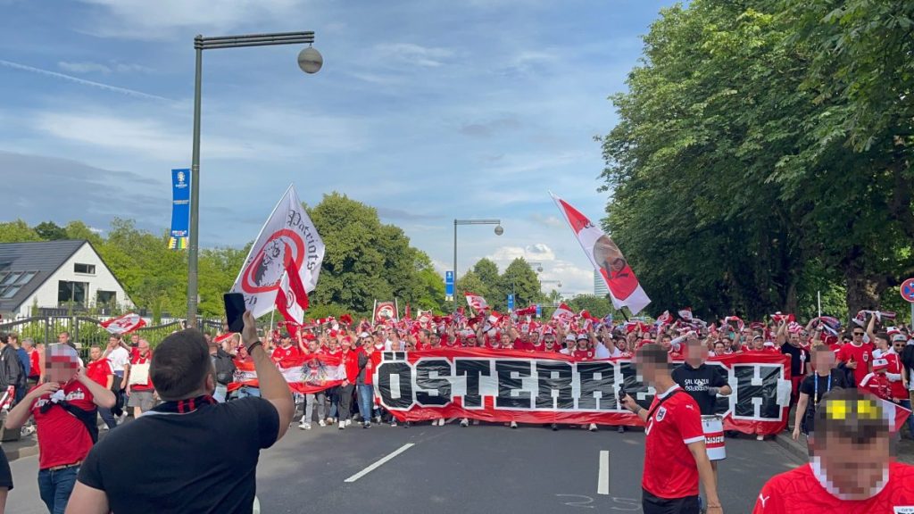 Mehrere tausend Österreicher zogen in einem großen Fanmarsch durch Düsseldorf. 