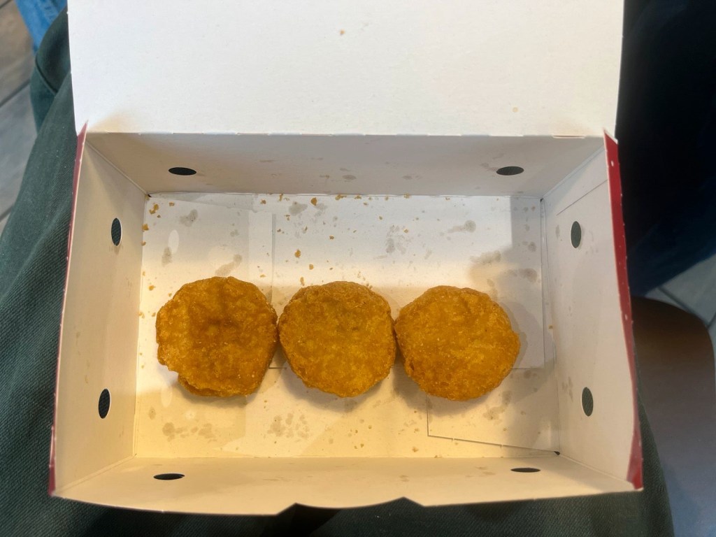 In einer Schachtel liegen drei perfekt runde Chicken Nuggets.