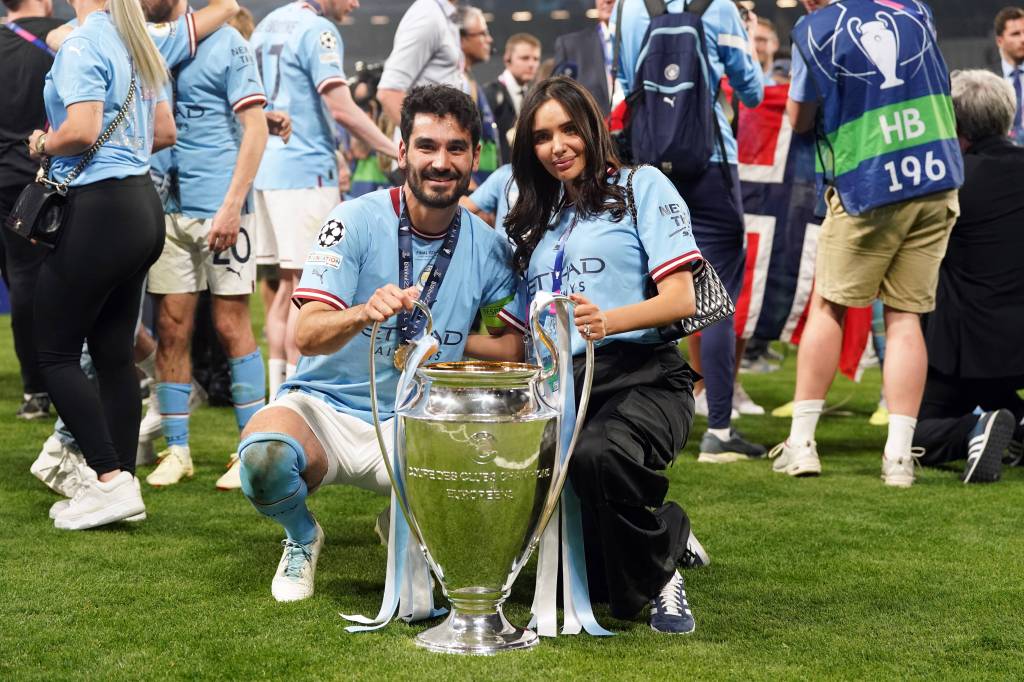 Sara und Ilkay Gündogan mit Trophäe.