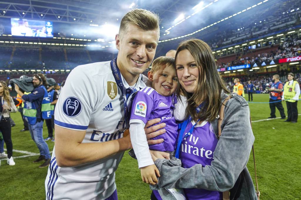 Das Ehepaar Kroos mit Kind.