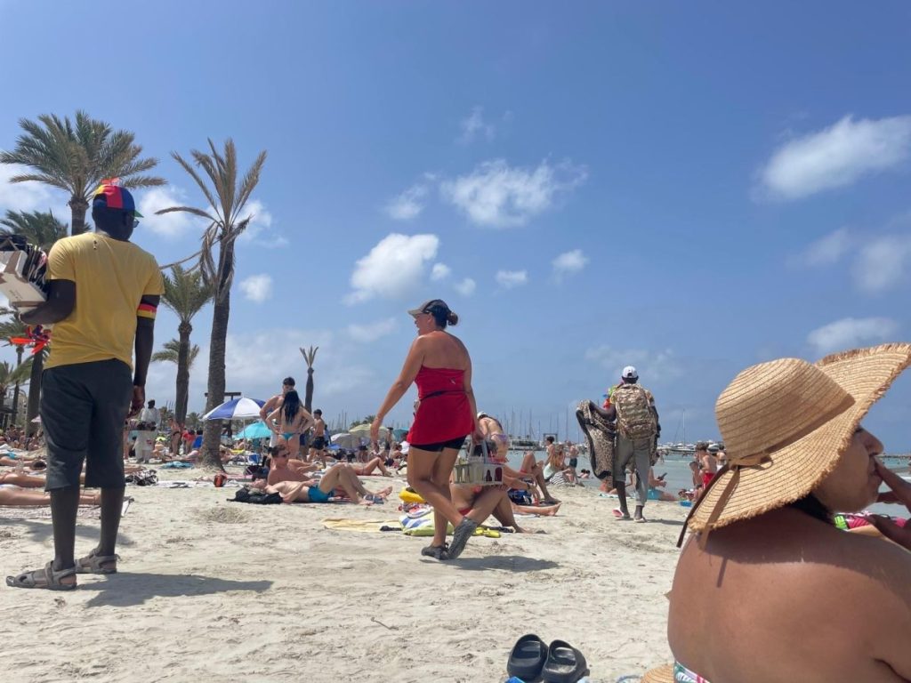 Mallorca Straßenverkäufer am Strand