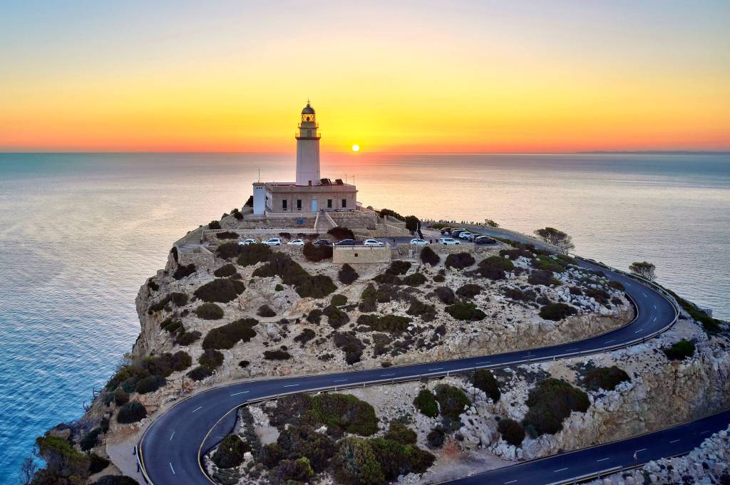 Der Leuchtturm am Cap Formentor, der sich an der nördlichsten Spitze Mallorcas befindet, mit Blick auf das tiefblaue Meer und die felsige Küstenlinie.