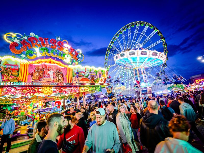 Menschen auf Kirmes