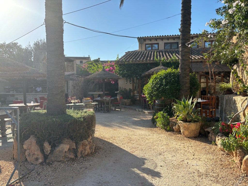 Ein Blick auf den Innenhof des Windmühlen-Restaurant Moli den Pau auf Mallorca.