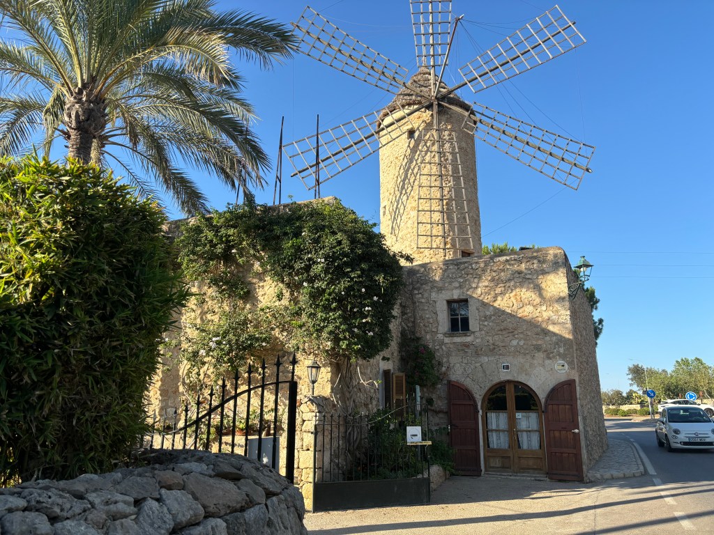 Ein Blick auf das Restaurant Moli den Pau auf Mallorca, das in einer alten Windmühle liegt.