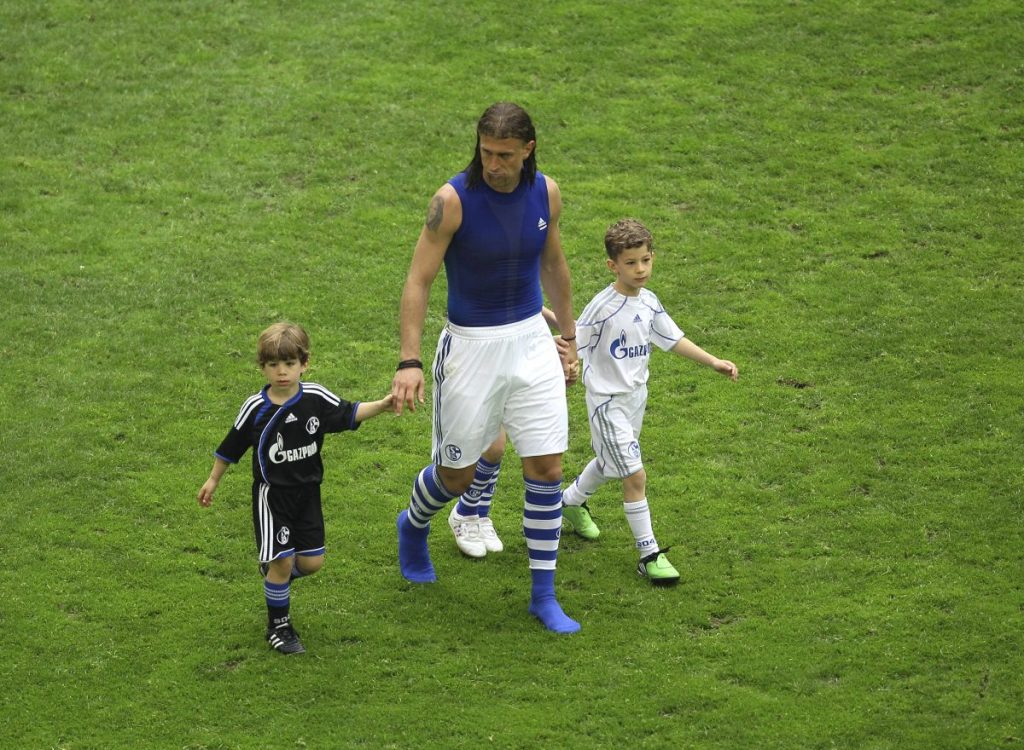 Das königsblaue Trikot kennt er schon aus jungen Jahren: Felipe Bordon (re.) an der Hand seines Vaters Marcelo.