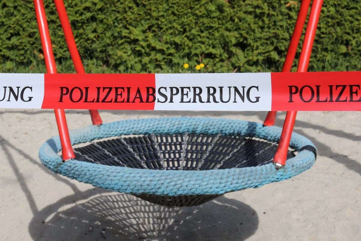 Oberhausen: 12-Jährige hantiert mit Messer auf Spielplatz.