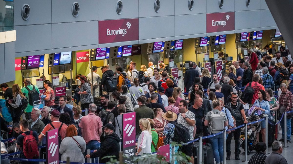 Flughafen Düsseldorf: Kurz vor den Sommerferien werden jetzt diese Reisehinweise ausgesprochen.