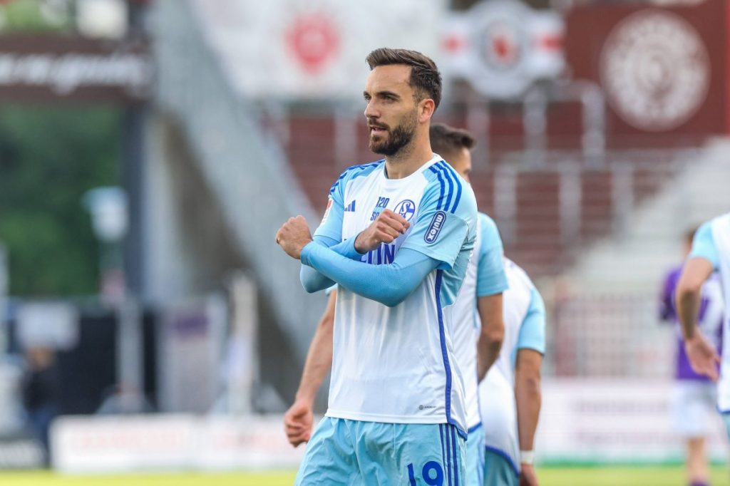 Wird er neuer S04-Kapitän? Die S04-Bosse wollen den Angreifer mit der Binde zum Verbleib locken.