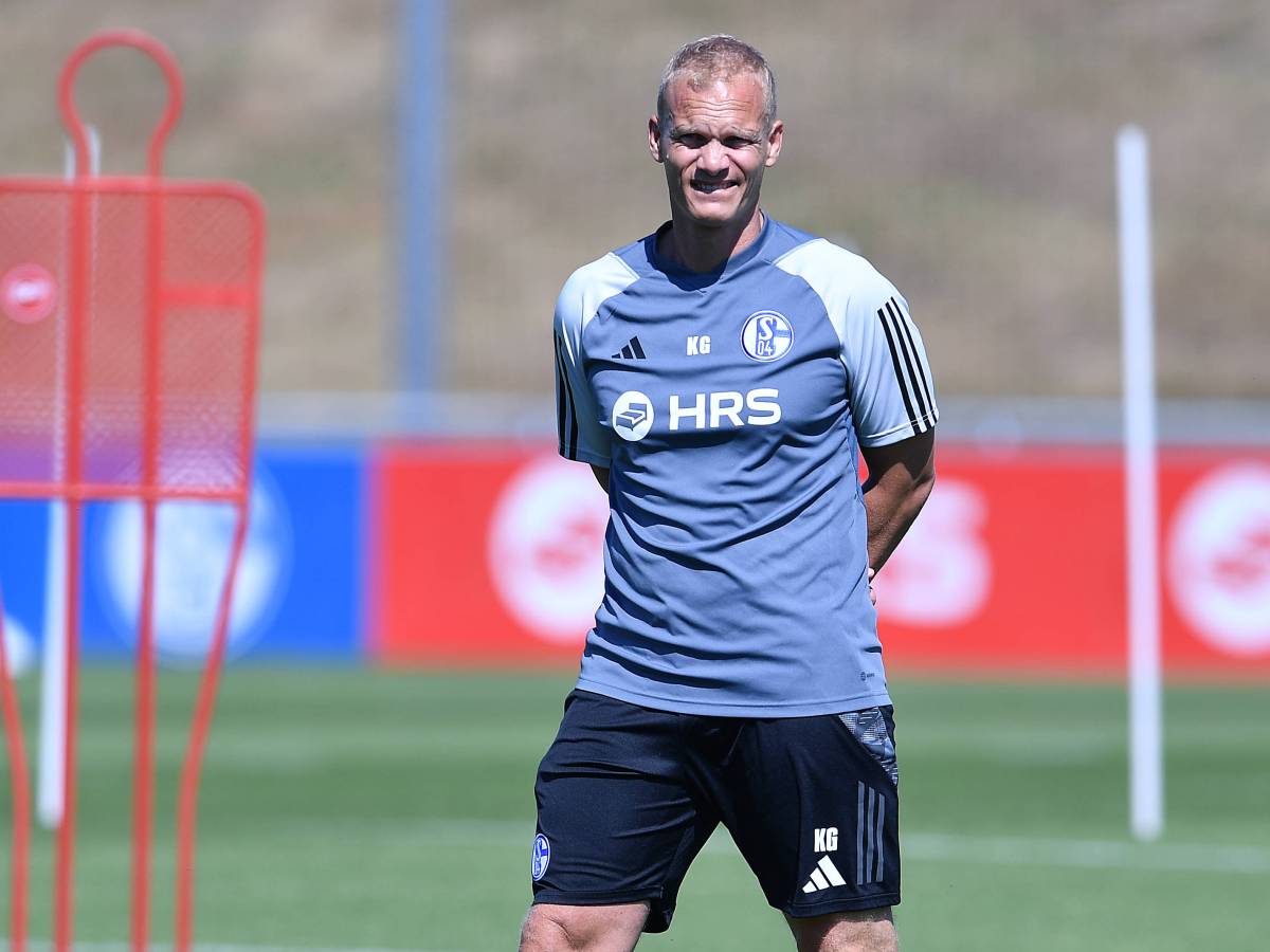 Karel Geraerts nimmt sein Team in der Vorbereitung richtig ran. Nun hat der Coach des FC Schalke 04 zu einer besonderen MaÃŸnahme gegriffen.