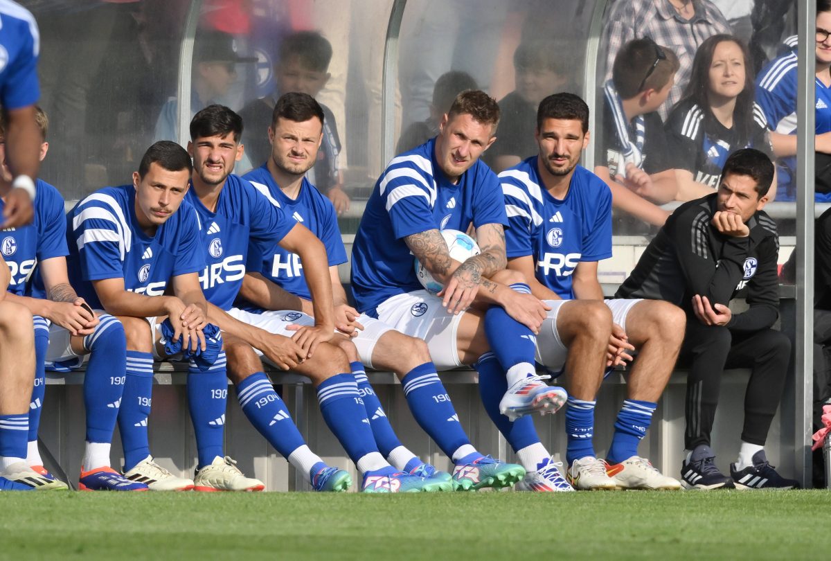 Seit Wochen stand ein Abgang des Spielers im Raum, nun steht der Wechsel wohl kurz bevor. Ein Flop wird den FC Schalke 04 offenbar verlassen.