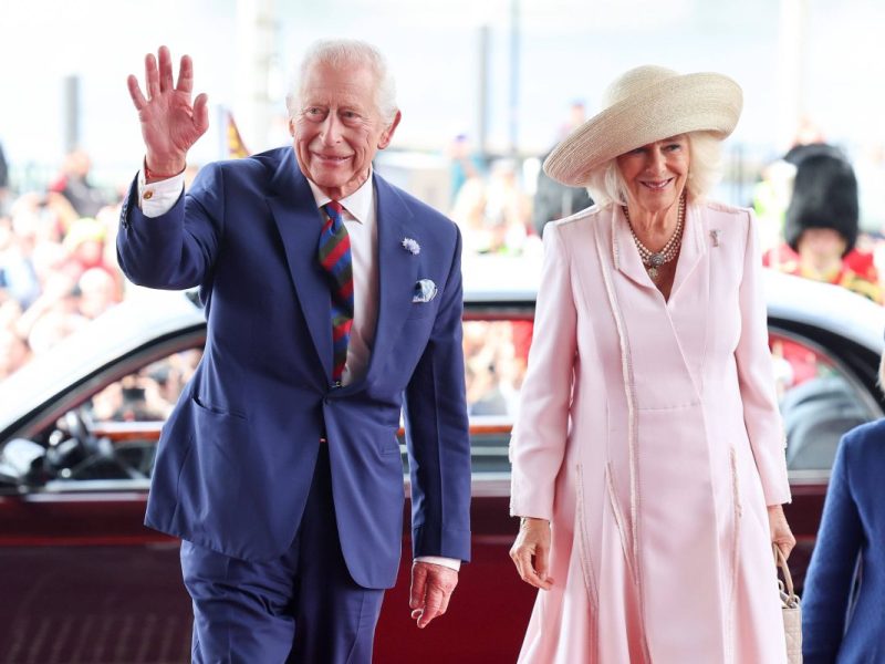 König Charles' Verhältnis zu seinen Söhnen könnte unterschiedlicher nicht sein. Während er auf Prinz William stolz ist, empfindet er bei Harry Reue.