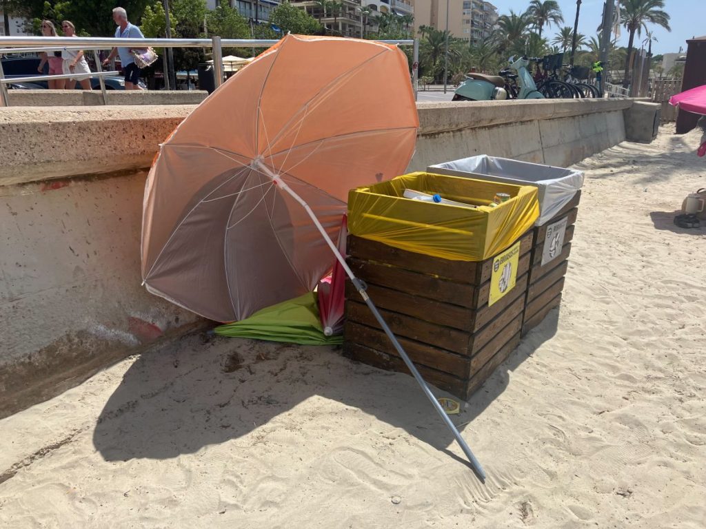 Dieser Sonnenschirm ist bis ans Ende der Playa von Arenal geweht worden.