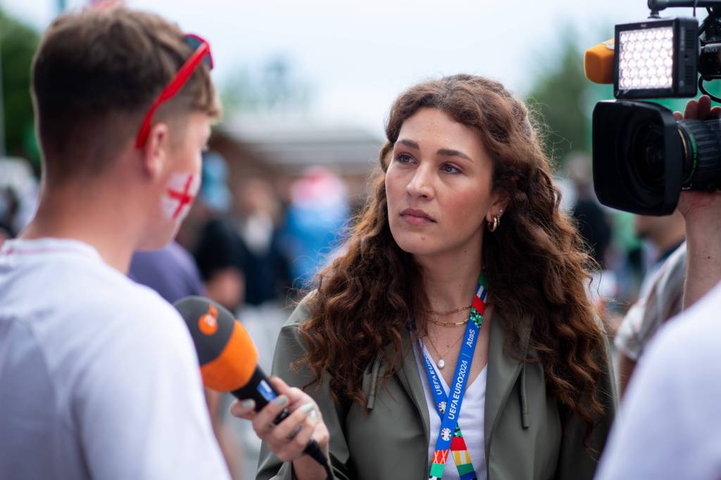 Lena Kesting mit Mikrofon und Interviewpartner.