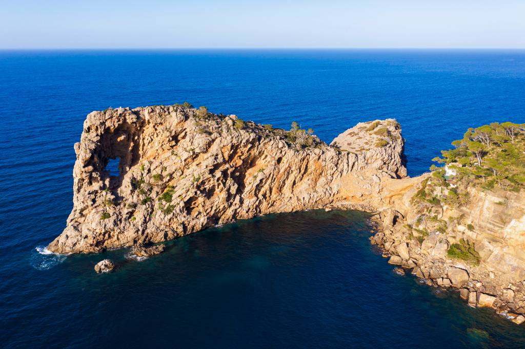 Der markante Felsen Sa Foradada an der Westküste Mallorcas, bekannt für sein natürliches Loch, in der Nähe des Dorfes Deià.