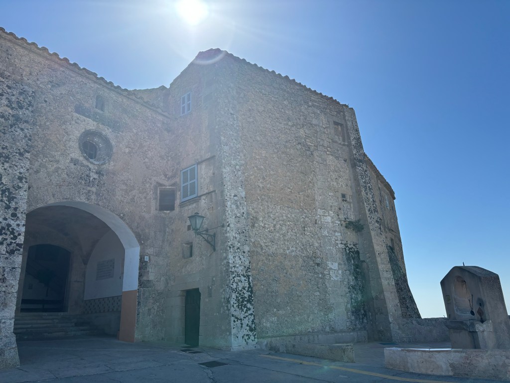 Gemäuer des historischen Klosters Santuari de Sant Salvador.