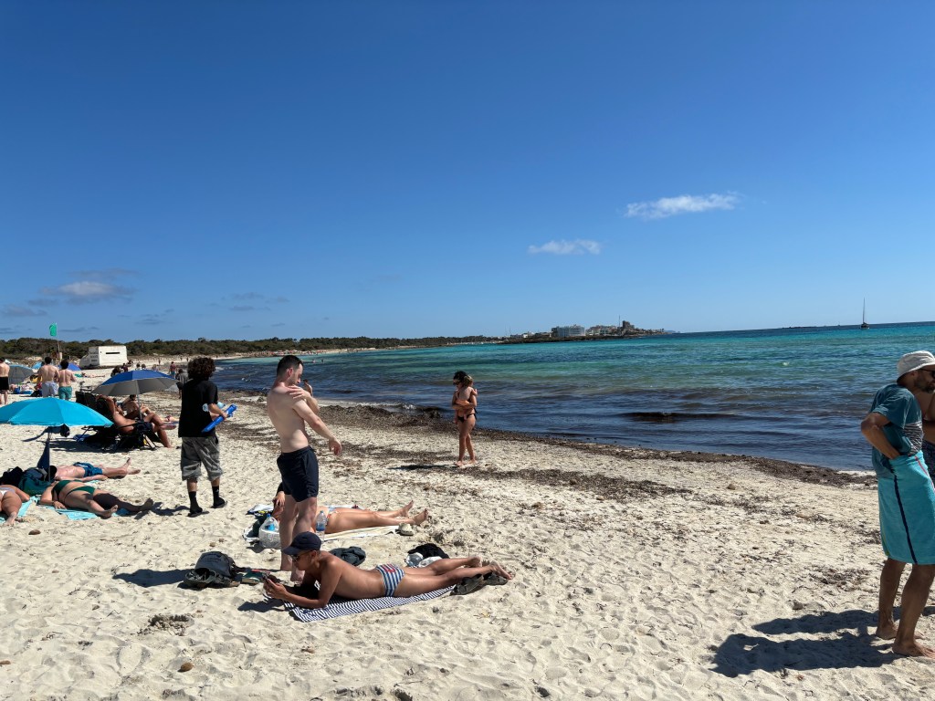 Klares türkisfarbenes Wasser und feiner Sand am Naturstrand Es Trenc auf Mallorca.
