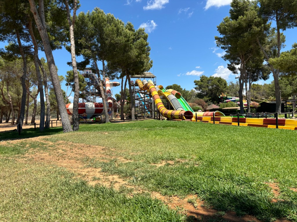 Ein Blick auf die Rutsche Tornado links und rechts Formula Race aus dem Aqualand Wasserpark in El Arenal auf Mallorca.