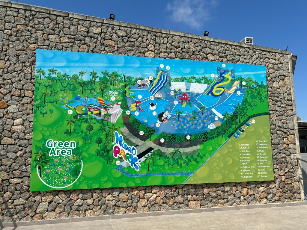 Ein Lageplan von den Attraktionen und Wasserrutschen aus dem Hidropark in Alcudia auf Mallorca.