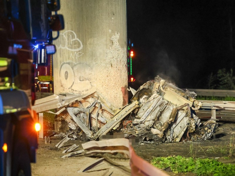 NRW: Auto geht in Flammen auf ++ Fahrer stirbt ++ Verbindung von A46 gesperrt