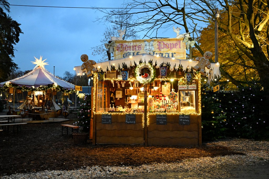 einzelner Weihnachtsmarkt-Stand