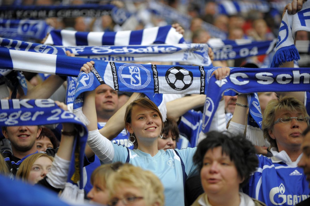 In Gelsenkirchen erlebte eine Frau vorm Schalke-Spiel eine besondere Begegnung. (Symbolfoto)