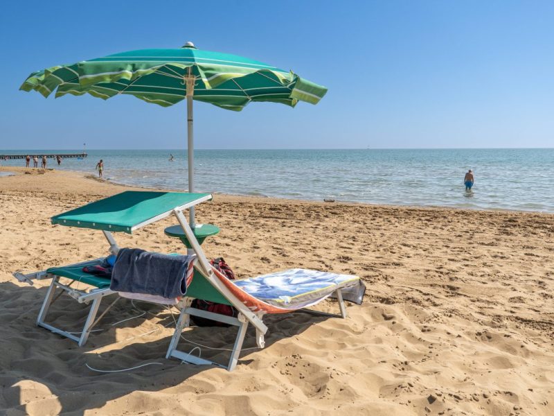 Urlaub in Italien: Strandabzocke bei Liegen und Sonnenschirmen