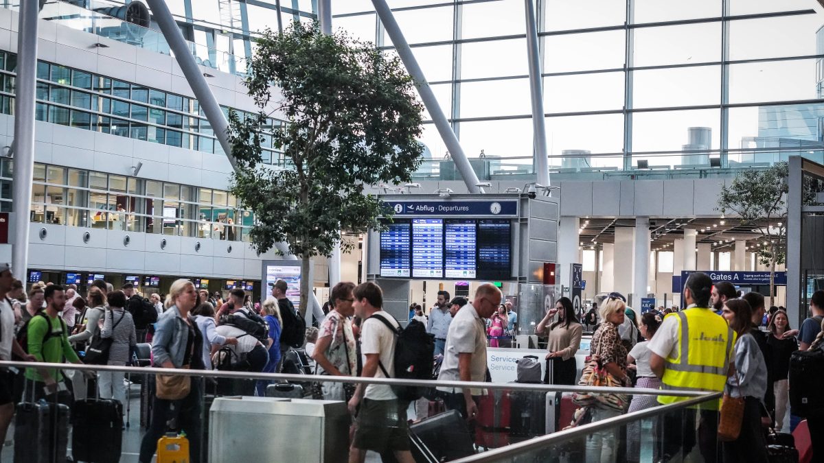 Wer mit dem Flieger in den Urlaub fliegt, könnte DAVON bald profitieren.